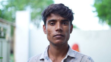 Yakışıklı Hintli çocuk 