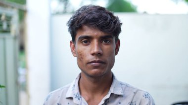 Yakışıklı Hintli çocuk 