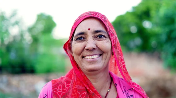 Portret Hinduski Kobiety Tradycyjnej Sukience Zbliż Się Indiańskiej Starszej Kobiety — Zdjęcie stockowe