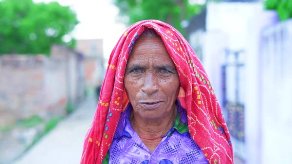 Portret Hinduski Kobiety Tradycyjnej Sukience Zbliż Się Indiańskiej Starszej Kobiety — Zdjęcie stockowe