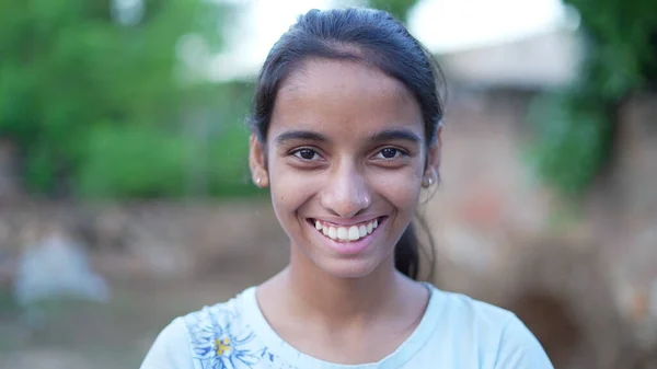 Heureuse Fille Indienne Enfant Souriant Caméra — Photo