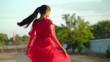 Güzel Hintli bir kızın portresi. Genç Hintli kadın model. Navaratri için geleneksel Hint kostümü lehenga choli. Yeşil arka planda güzel bir Hintli kız