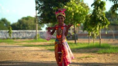 Küçük Tanrı Krishna kaçıyor. Lord Krishna Janmashtami diliyor. Krishna Kanha 'daki sevimli Hintli bebek ya da flütüyle poz veren kanhaiya elbisesi.