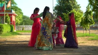 Radha ve Krishna (Devine aşkının sembolü). Tanrı Krishna ve Radha Hindistan 'ın dini festival arka planında Shri Krishan Janmashtami