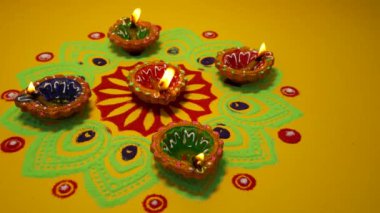 Diwali kutlaması sırasında renkli diya lambaları yandı. Diwali Festivali sırasında dekoratif renkli lambalar.