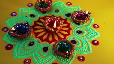 Diwali kutlaması sırasında renkli diya lambaları yandı. Diwali Festivali sırasında dekoratif renkli lambalar.
