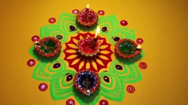 Diwali kutlaması sırasında renkli diya lambaları yandı. Diwali Festivali sırasında dekoratif renkli lambalar.