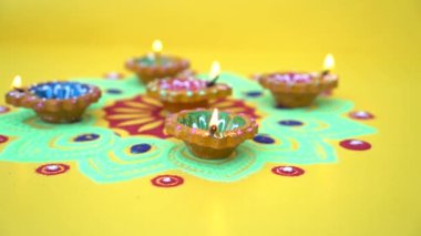 Diwali kutlaması sırasında renkli diya lambaları yandı. Diwali Festivali sırasında dekoratif renkli lambalar.