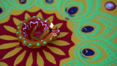 Diwali kutlaması sırasında renkli diya lambaları yandı. Diwali Festivali sırasında dekoratif renkli lambalar.