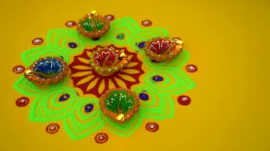 Diwali kutlaması sırasında renkli diya lambaları yandı. Diwali Festivali sırasında dekoratif renkli lambalar.