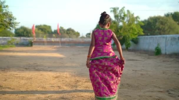 Portret Pięknej Hinduskiej Dziewczyny Młoda Hinduska Modelka Tradycyjny Kostium Indyjski — Wideo stockowe