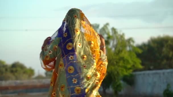美しいインドの女の子の肖像画 ヒンドゥーの若い女性モデル 伝統的なインドのコスチュームナヴァラトリ 緑の背景の若い美しいインドの女の子 ゴーホーマーダンス — ストック動画