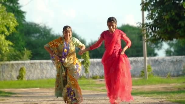 Egy Gyönyörű Indiai Lány Portréja Egy Fiatal Hindu Modellje Hagyományos — Stock videók