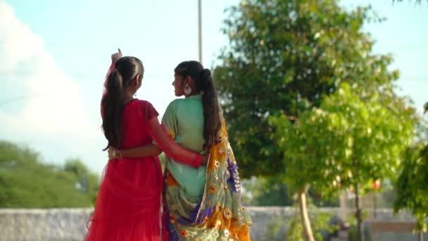 ハグする若いヒンドゥーの女性 — ストック動画