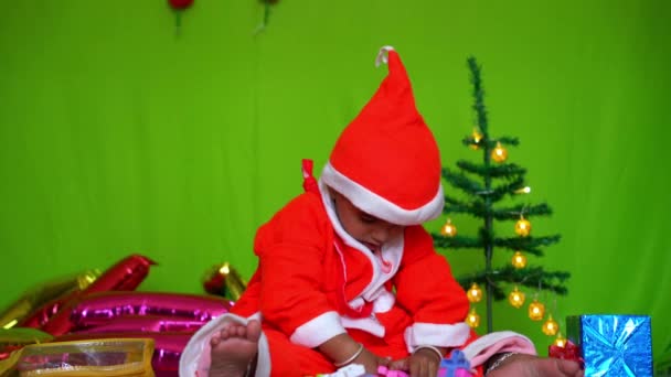 赤いクリスマスのコスチュームのアジアの小さな男の子 — ストック動画
