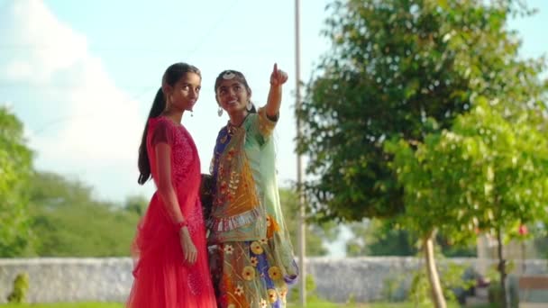 美しいインドの女の子の肖像画 ヒンドゥーの若い女性モデル 伝統的なインドのコスチュームナヴァラトリ 緑の背景に若い美しいインドの少女 — ストック動画