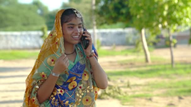 美しいインドの女の子の肖像画 ヒンドゥーの若い女性モデル 伝統的なインドのコスチュームナヴァラトリ 緑の背景の若い美しいインドの女の子 スマートフォン付きの女の子 — ストック動画
