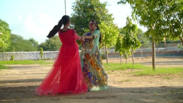 ラジャスターハニーガール Ghoomer Kachhi Ghodi ダンスをする インドのダンスの姿勢で美しいインドの少女ダンサー — ストック動画