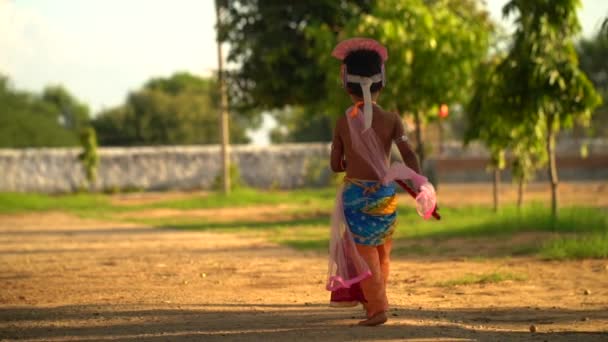 リトル クリシュナが走る クリシュナ ヤンマシュタミ公 クリシュナカンハの愛らしいインドの赤ん坊またはカニヤのドレスはフルートでポーズ — ストック動画