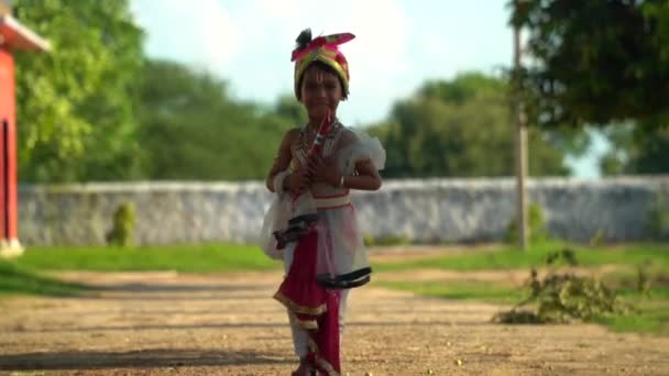 Маленький Господь Кришна Бежит Господь Кришна Джанмаштами Желает Очаровательный Индийский — стоковое видео