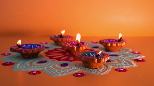 Πολύχρωμα Φώτα Diya Αναμμένα Κατά Διάρκεια Εορτασμού Diwali Διακοσμητικά Πολύχρωμα — Αρχείο Βίντεο