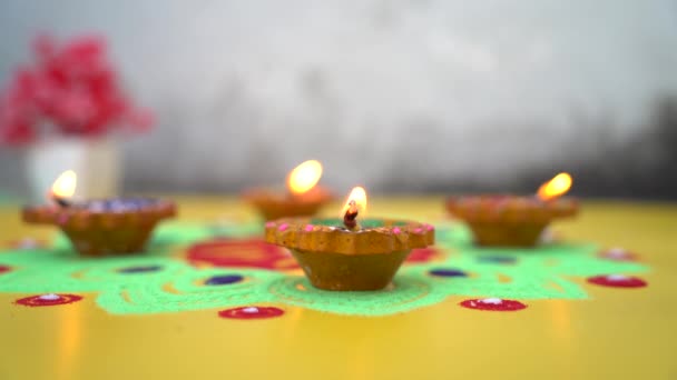 Lâmpadas Coloridas Diya Acesas Durante Celebração Diwali Lâmpadas Coloridas Decorativas — Vídeo de Stock