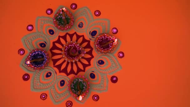 Kleurrijke Diya Lampen Aangestoken Tijdens Diwali Viering Decoratieve Kleurrijke Lampen — Stockvideo