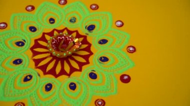 Diwali kutlaması sırasında renkli diya lambaları yandı. Diwali Festivali sırasında dekoratif renkli lambalar.