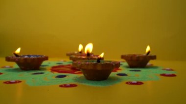 Diwali kutlaması sırasında renkli diya lambaları yandı. Diwali Festivali sırasında dekoratif renkli lambalar.