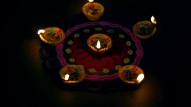 Mutlu Diwali 'ler - Diwali sırasında Clay Diya lambaları yandı, Hindu ışık festivali kutlaması. Renkli geleneksel gaz lambası diya