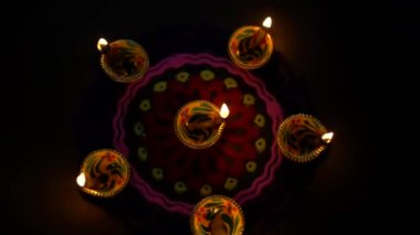 Mutlu Diwali 'ler - Diwali sırasında Clay Diya lambaları yandı, Hindu ışık festivali kutlaması. Renkli geleneksel gaz lambası diya