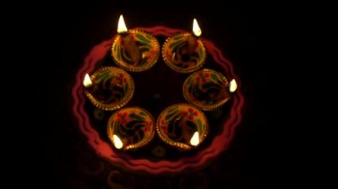 Mutlu Diwali 'ler - Diwali sırasında Clay Diya lambaları yandı, Hindu ışık festivali kutlaması. Renkli geleneksel gaz lambası diya