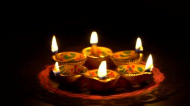 Mutlu Diwali 'ler - Diwali sırasında Clay Diya lambaları yandı, Hindu ışık festivali kutlaması. Renkli geleneksel gaz lambası diya