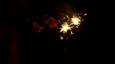 Maytap Fuljhadi, Diwali Festivali 'ni kutlamak için koyu siyah arkaplanlı ellerinde..