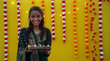 Sevimli Hintli küçük kız Diwali Kutlaması için gaz lambası mı tutuyor?.