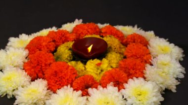 Mutlu Diwali 'ler - Diwali sırasında Clay Diya lambaları yandı, Hindu ışık festivali kutlaması. Renkli geleneksel gaz lambası diya
