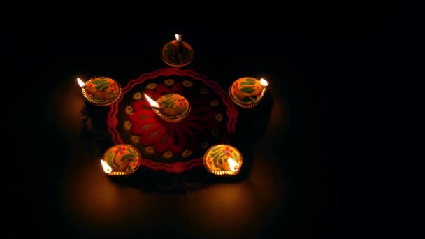 在Diwali庆典期间点燃了五彩缤纷的Diya灯 Diwali节期间装饰彩灯 — 图库视频影像