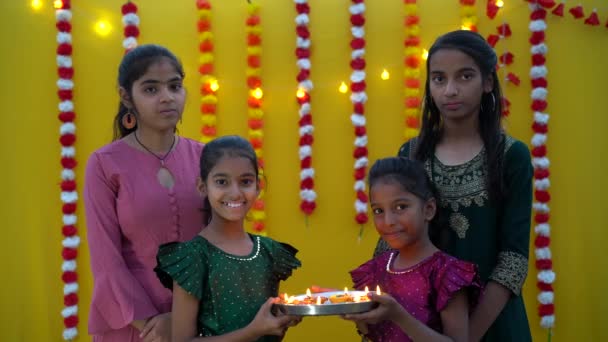 装飾的な背景に花と光の時代と自宅で伝統的な布を身に着けているインドの女の子 インドの祭り ファッション — ストック動画