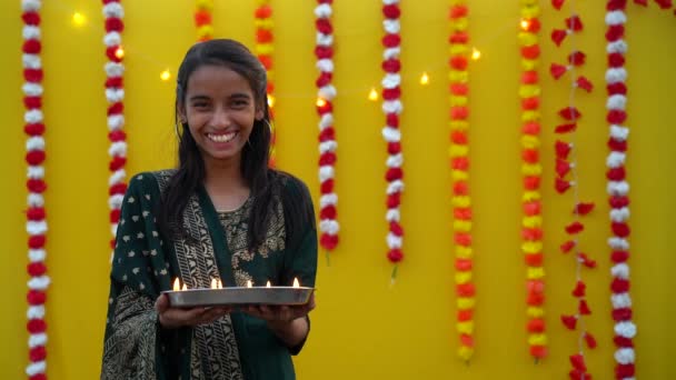 可爱的印度小女孩拿着灯具或油灯庆祝Diwali节 — 图库视频影像