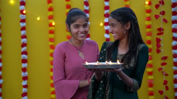 Mooie Jonge Meisjes Houden Diwali Oil Diya Haar Hand Fee — Stockvideo