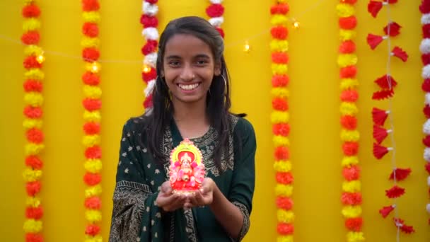 Schattig Indiaas Klein Meisje Houden Lord Ganesha Sclupture Hand Vieren — Stockvideo