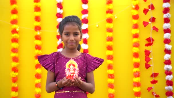 Bonito Indiana Menina Segurando Lorde Ganesha Sclupture Mão Celebrar Festival — Vídeo de Stock