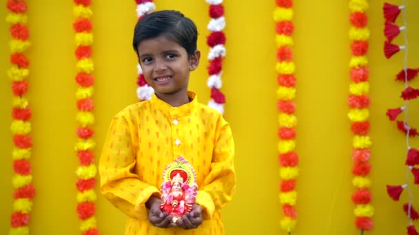 ガネシャ公 ガネシュ祭またはディワリ祭を祝う小さなインドの少年 — ストック動画