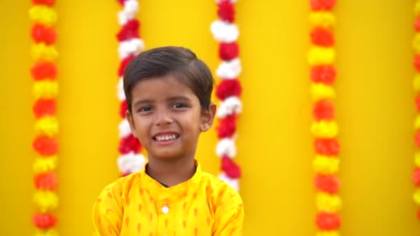 Liten Indisk Pojke Med Lord Ganesha Firar Ganesh Festival Eller — Stockvideo