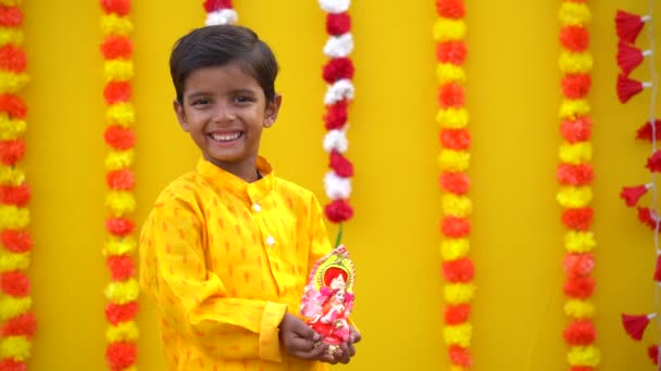 ガネシャ公 ガネシュ祭またはディワリ祭を祝う小さなインドの少年 — ストック動画