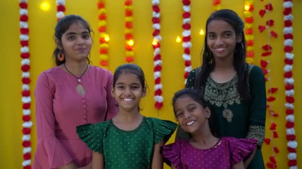 装飾的な背景に花と光の時代と自宅で伝統的な布を身に着けているインドの女の子 インドの祭り ファッション — ストック動画