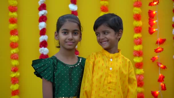 Portret Szczęśliwych Indiańskich Młodych Dzieci Lub Sióstr Noszących Tradycyjne Ubrania — Wideo stockowe