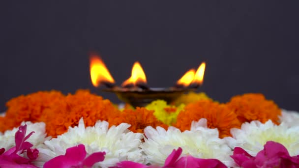 ハッピーディワリ 粘土Diwali ライトお祝いのヒンズー教の祭りの間に点灯Diwaliランプ カラフルな伝統的なオイルランプ Diya — ストック動画