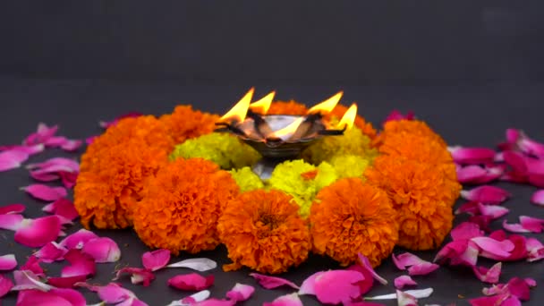 喜庆的Diwali Clay Diya灯在Diwali 印度教灯节庆祝期间点亮 五彩缤纷的传统油灯 — 图库视频影像