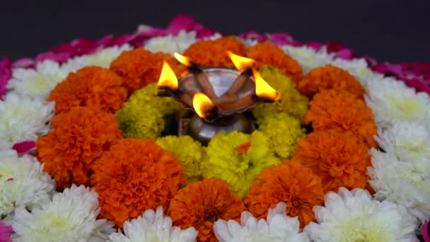 ハッピーディワリ 粘土Diwali ライトお祝いのヒンズー教の祭りの間に点灯Diwaliランプ カラフルな伝統的なオイルランプ Diya — ストック動画